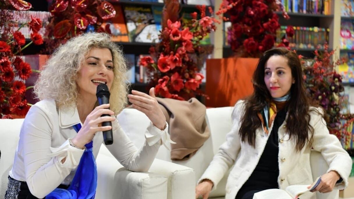 A gauche, l'autrice Noor Ikken.