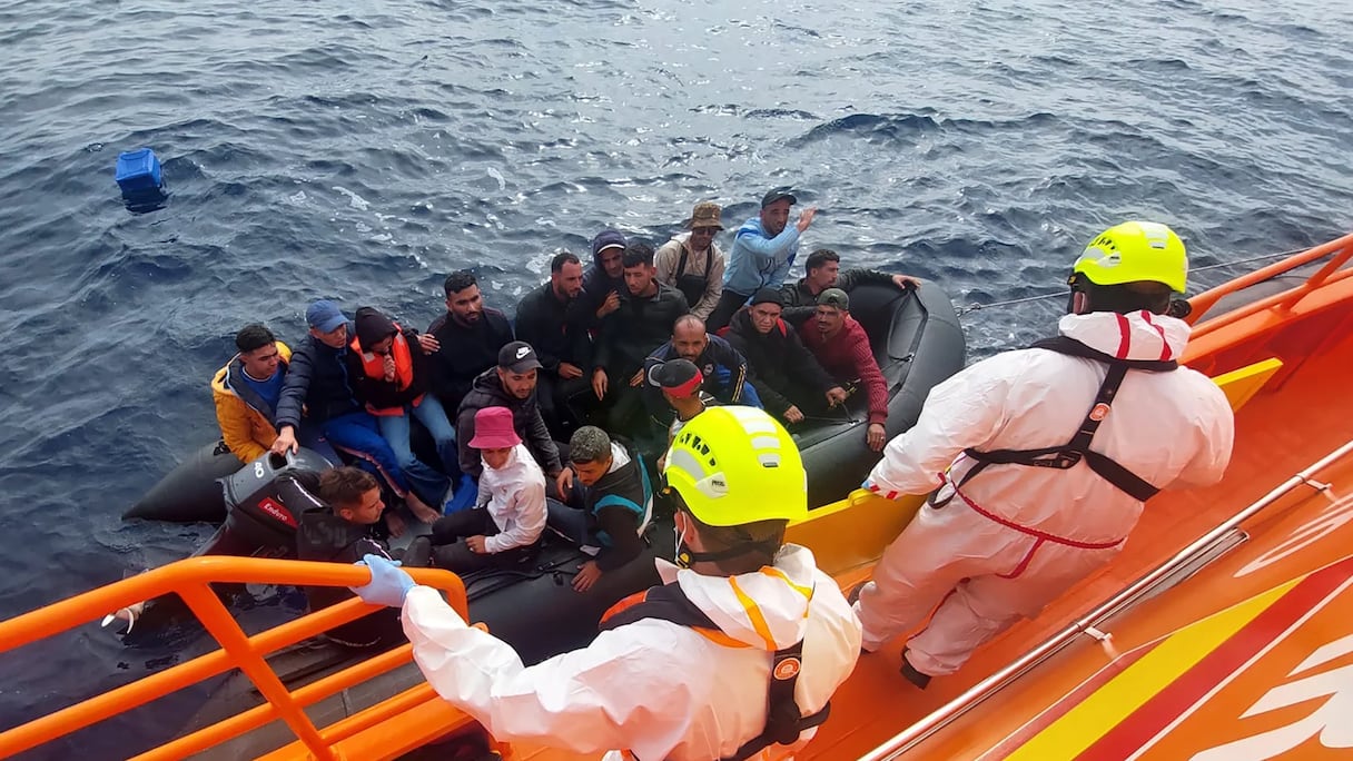 Une équipe espagnole de sauvetage en mer secourt 19 Algériens à Carthagène, le 28 mai 2024.