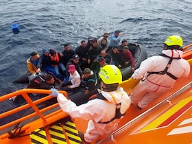 Une équipe espagnole de sauvetage en mer secourt 19 Algériens à Carthagène, le 28 mai 2024.