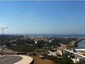 Proche de Kénitra, Rabat et Salé, Mehdia est une petite cité portuaire. Le réaménagement de sa corniche a permis de mettre en valeur son important potentiel naturel, aujourd'hui très apprécié des touristes.