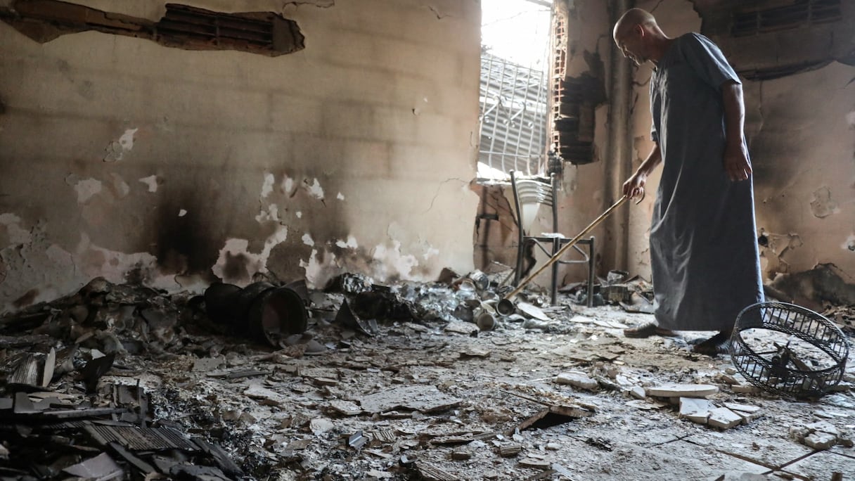 Un homme inspecte sa maison endommagée après qu'elle a été détruite par un incendie de forêt à Bordj T'har, une ville et commune de la province de Jijel, dans le nord-est de l'Algérie, le 27 août 2026.