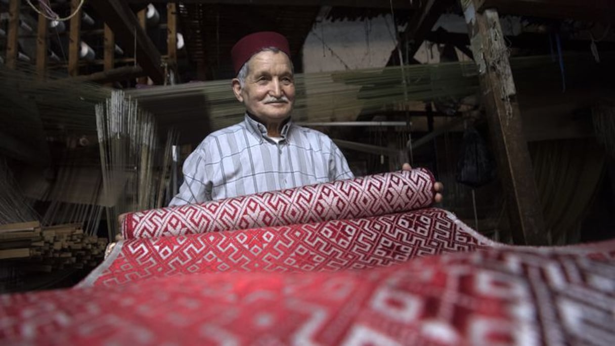 Un artisan marocain dans son atelier.