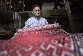 Un artisan marocain dans son atelier.