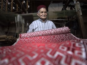 Un artisan marocain dans son atelier.