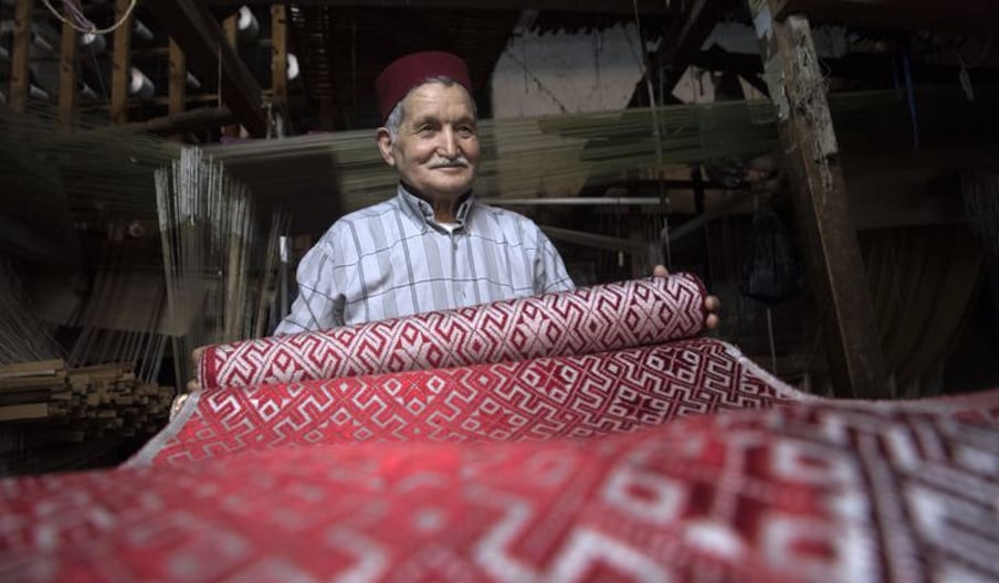 Un artisan marocain dans son atelier.