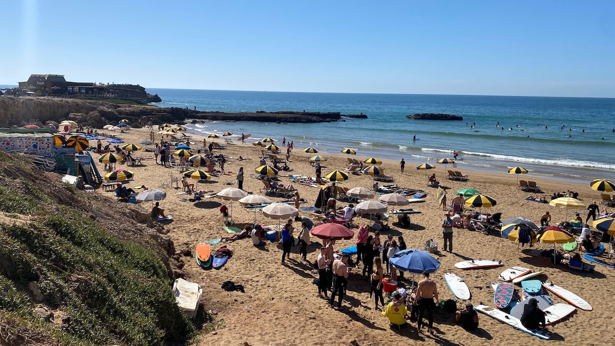 سياح أوروبيون يهربون من صقيع بلدانهم إلى دفء أكادير