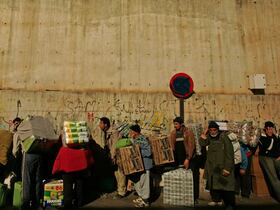 Des candidats à l’immigration nord-africains à Ceuta, à la frontière entre le Maroc et l’Espagne