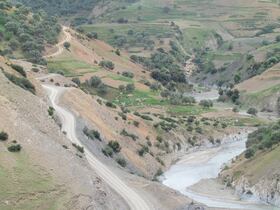 Dans la province de Ouazzane, l'oued Amzaz est en crue.