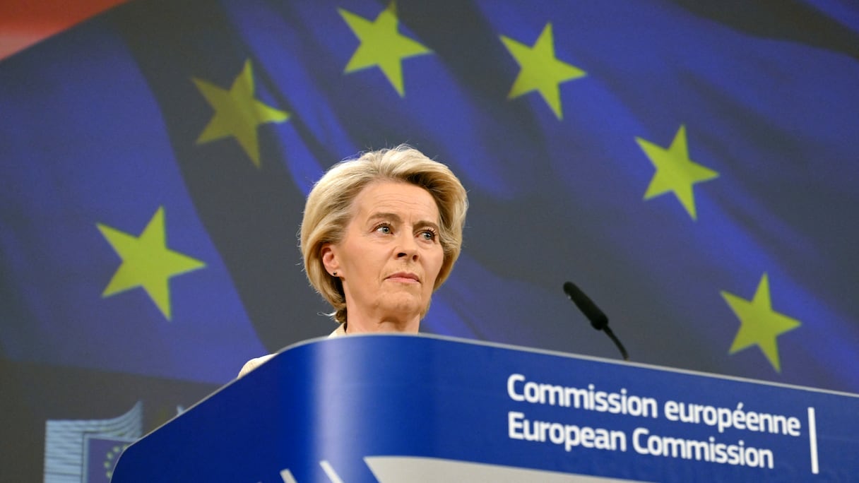La présidente de la Commission européenne, Ursula von der Leyen, assiste à une conférence de presse avec la chancelière allemande au siège de l'UE à Bruxelles, le 9 mai 2025