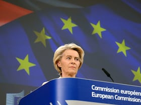 La présidente de la Commission européenne, Ursula von der Leyen, assiste à une conférence de presse avec la chancelière allemande au siège de l'UE à Bruxelles, le 9 mai 2025