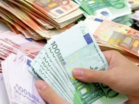Des billets de la devise européenne: des euros.