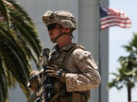 Un Marine américain monte la garde à l'une des entrées du Wilshire Federal Building à Los Angeles, en Californie, le 13 juin 2025