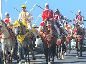 Arrivée des cavaliers participants au concours de Tbourida au Moussem Moulay Abdellah Amghar, le 4 août 2023 à El Jadida.