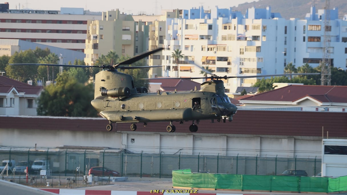 Un des trois hélicoptères Chinook de la Royal Air Force britannique mis à la disposition du Maroc, ici au départ de Gibraltar.
