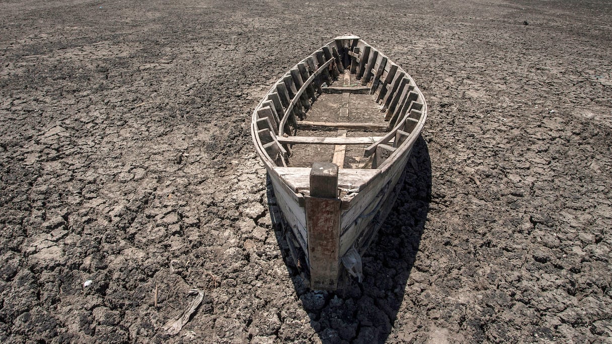 Une barque en bois sur le lit asséché du lac Chilwa, dans le district de Zomba, à l'Est du Malawi.