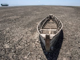 Une barque en bois sur le lit asséché du lac Chilwa, dans le district de Zomba, à l'Est du Malawi.