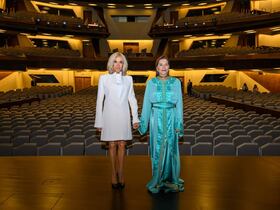 La princesse Lalla Hasnaa et Brigitte Macron au Théâtre royal de Rabat.