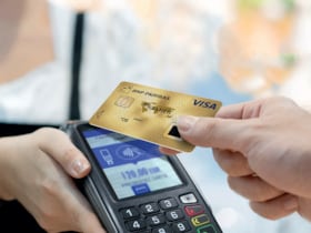Une transaction par carte bancaire. Photographie d'illustration.