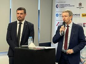 Jean-Charles Damblin, directeur général de la CFCIM (à gauche de la photo), le 8 septembre 2022 à Casablanca, lors de la conférence de presse consacrée à la 4e étape des Journées économiques Maroc-France prévue à Lyon du 20 au 22 septembre 2022.