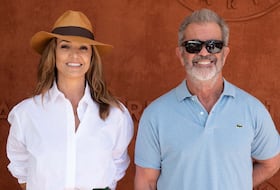 Nadia Fares et Mel Gibson assistent aux Internationaux de France 2021 à Roland Garros le 13 juin 2021 à Paris, France.