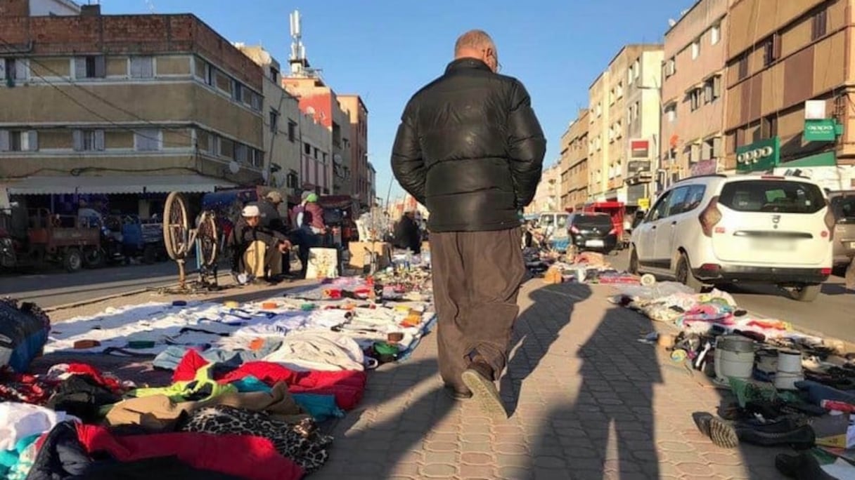 الباعة الجائلون يحتلون الملك العمومي