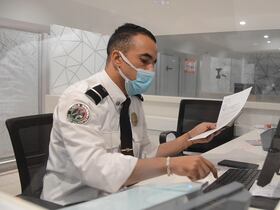 Un policier contrôle les documents sanitaires des voyageurs à l'aéroport Mohammed V de Casablanca, le 3 septembre 2021.