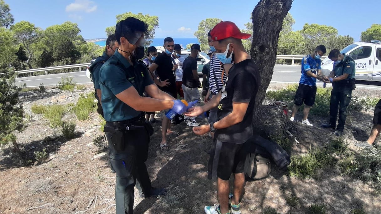 Une image de la Garde civile avec les Algériens arrivés en bateau ce dimanche à midi.