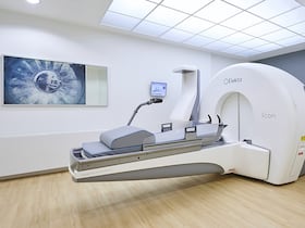 Appareil de radiochirurgie Gamma Knife Icon. La radiothérapie est un traitement locorégional basé sur l’utilisation de rayonnements ionisants.