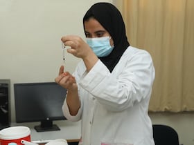Une infirmière prépare une dose de vaccin anti-coronavirus, dans un centre de vaccination à Marrakech, le 31 décembre 2021.