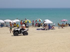 أجواء صيفية هادئة تسحر زوار شاطئ مارتيل