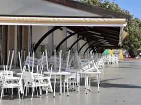 Pour prévenir tout risque de propagation du coronavirus, cafés et restaurants ont dû baisser le rideau, ici à Agadir.