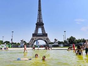 A Paris, tous les moyens sont bons pour se rafraichir.