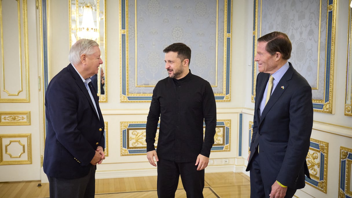 Le président ukrainien Volodymyr Zelensky (au centre), les sénateurs américains Lindsey Graham (à gauche) et Richard Blumenthal (à droite) lors de leur rencontre à Kiev le 30 mai 2025