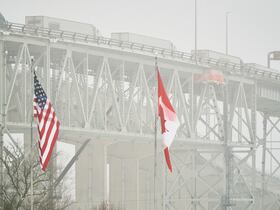 Des camions traversent le pont Blue Water au poste frontalier avec les États-Unis à Sarnia, en Ontario, le 3 février 2025.