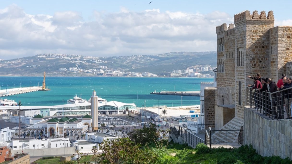 Tanger, à l'extrémité du nord-ouest du royaume, sur le détroit de Gibraltar, se trouve à 14 kilomètres de la côte espagnole et à la périphérie du massif montagneux du Rif.