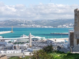 Tanger, à l'extrémité du nord-ouest du royaume, sur le détroit de Gibraltar, se trouve à 14 kilomètres de la côte espagnole et à la périphérie du massif montagneux du Rif.