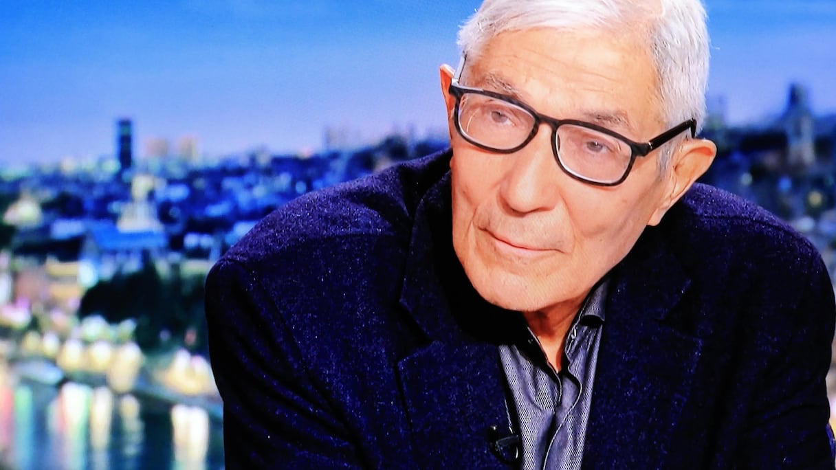 Boualem Sansal, invité du journal télévisé de 20h, présenté par Laurent Delahousse, le 23 novembre 2025, sur France 2.