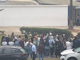Des parents d'élèves manifestent devant le Groupe scolaire Claude Monet, à Mohammedia, le 25 septembre 2023.