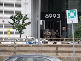 Lors de l'intervention de la police canadienne à la suite d'une fusillade dans le quartier de Côte-des-Neiges. (Capture d'écran).