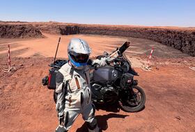 Le motard qatari Khalid Al-Jaber immortalisant le grand trou géant présenté comme la mine de fer de Ghar Djebilet au sud algérien.