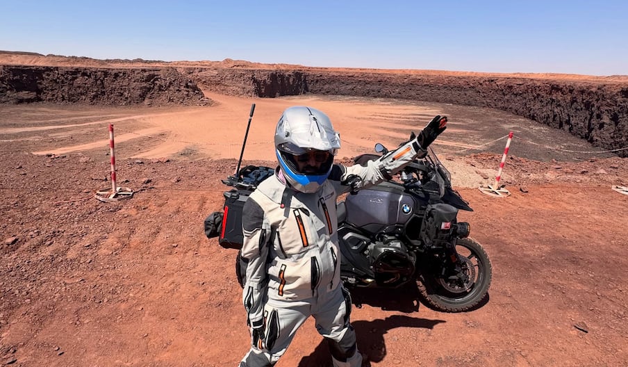 Le motard qatari Khalid Al-Jaber immortalisant le grand trou géant présenté comme la mine de fer de Ghar Djebilet au sud algérien.