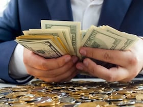 صورة تعبيرية . أوراق نقدية من فئة الدولار