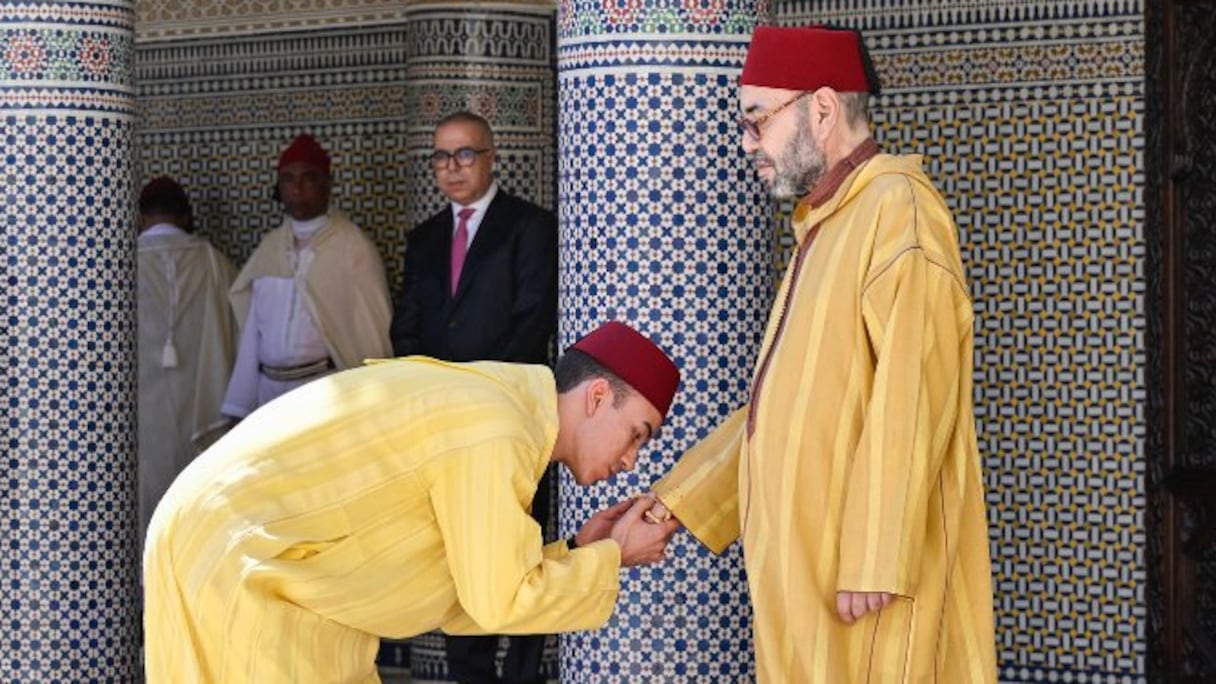 Le Roi Mohammed VI recevant les vœux du prince héritier Moulay El Hassan à l'occasion de Aid Al-Adha.
