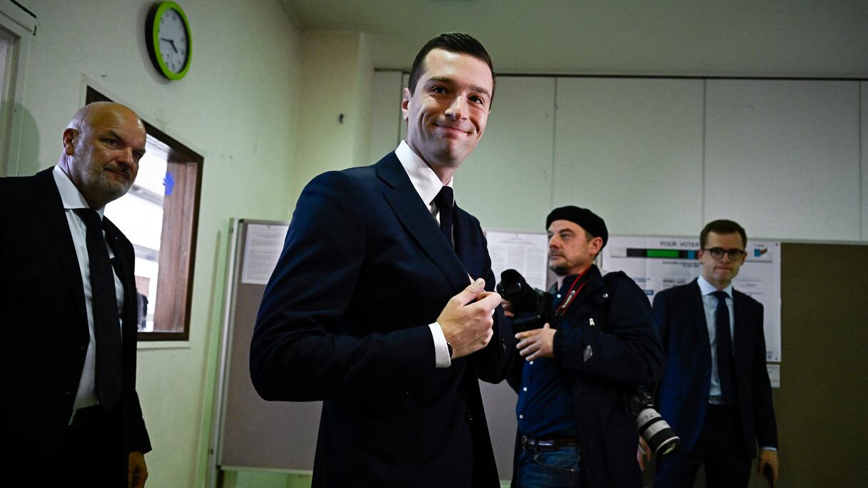 Jordan Bardella, président du Rassemblement national, dans un bureau de vote, dimanche 30 juin 2024. (Julien De Rosa/AFP)