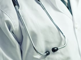 Blouse blanche et stéthoscope.