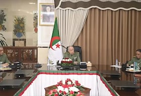 Said Chengriha (au centre) procédant à l'installation du général Abbas Ibrahim (à droite) comme nouveau DCSA, en remplacement du général Mahrez Djeribi (à gauche).