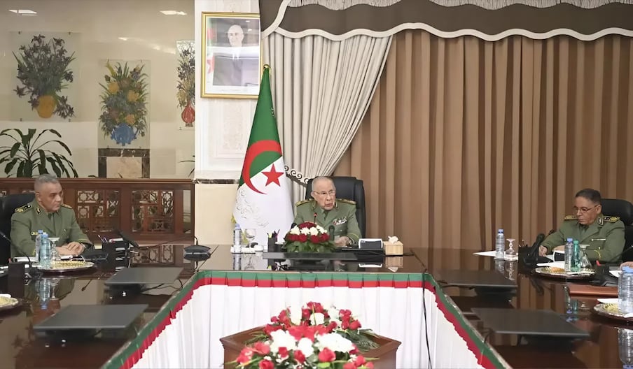 Said Chengriha (au centre) procédant à l'installation du général Abbas Ibrahim (à droite) comme nouveau DCSA, en remplacement du général Mahrez Djeribi (à gauche).