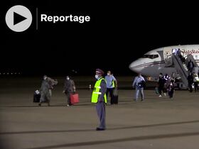 Des passagers se dirigent vers un avion de Royal Air Maroc à destination de Las Palmas (îles Canaries).