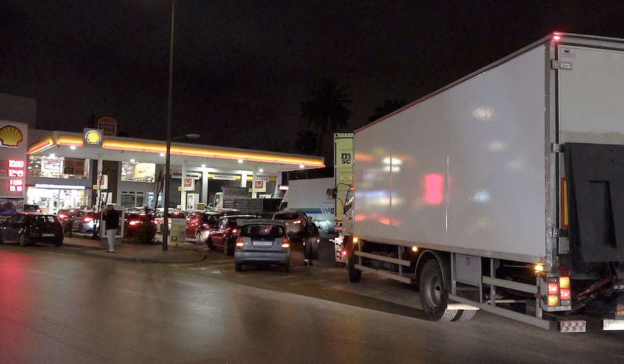 ساعات قبل زيادة الأسعار.. إقبال كبير على محطات الوقود بالدار البيضاء