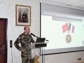 Lors d'une séance d'instruction sur l'emploi du système CAESar à l'Ecole royale de l'artillerie.